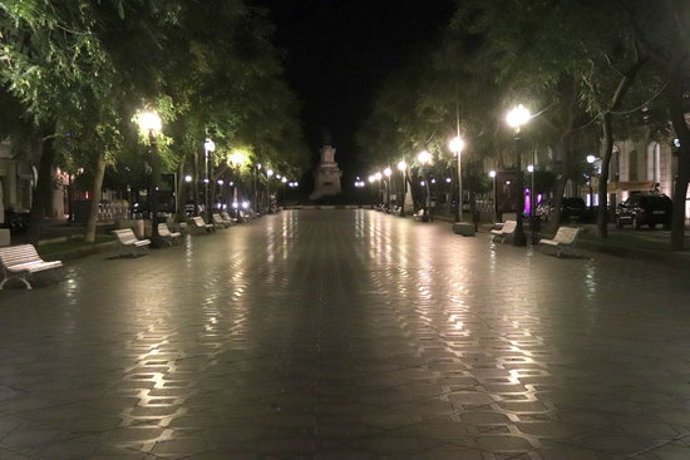 Pla general de la Rambla Nova de Tarragona, buida poc després de les deu de la nit, moment en que ha entrat en vigor el toc de queda. Foto del 25 d'octubre del 2020 (horitzontal).