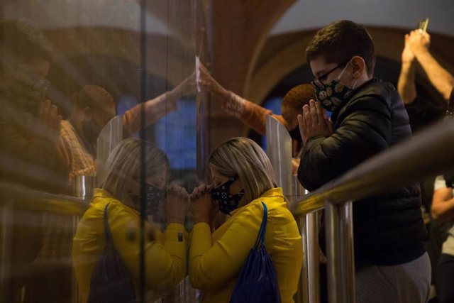 Un grupo de fieles rea a Nuestra Señora Aparecida, la virgen patrona de Brasil, en la basílica del mismo nombre.