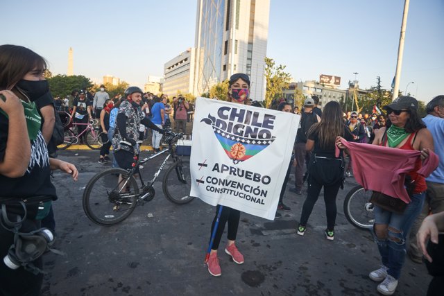 Centenares de chilenos han salido a las calles a celebrar el histórico triunfo en el plebiscito que pone fin a la Constitución legada por el dictador Augusto Pinochet (!973-1990).
