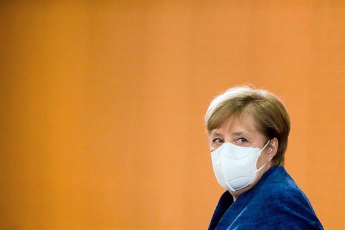 Angela Merkel llega con mascarilla a una reunión del Gobierno en la sede de la Cancillería