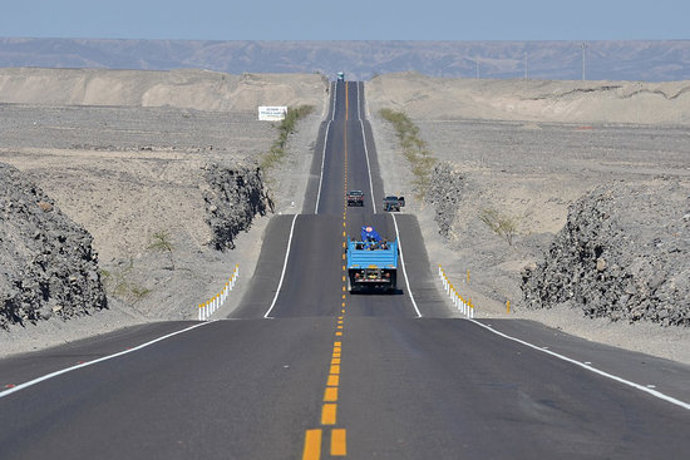 Un dels trams de la carretera Panamericana Sur creua el Perú,en una imatge cedida aquest 26 d'octubre del 2020. (Horitzontal)