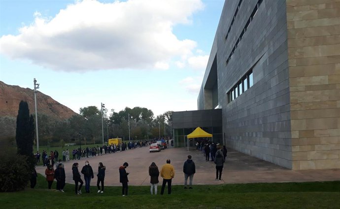 Fila de logroñeses esperando para hacerse el cribado masivo en Riojaforum