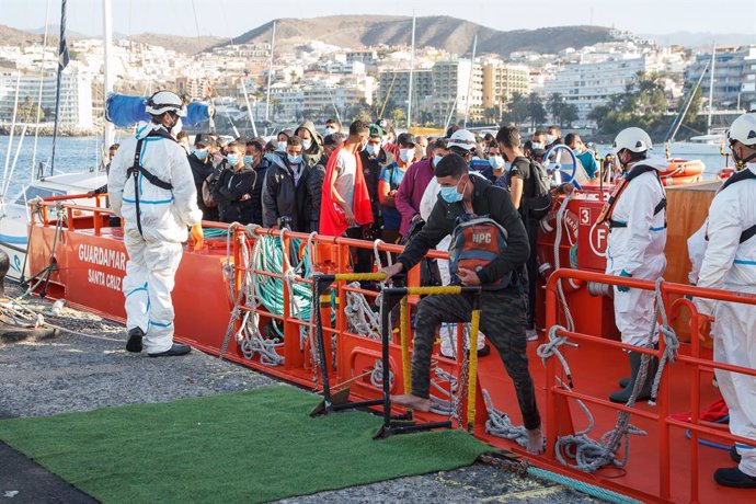 Más de 900 migrantes pernoctan en el Muelle de Arguineguín tras el traslado de 3
