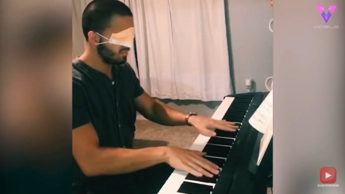 Este hombre se reta a tocar el piano con los ojos vendados para ver cuántas melodías era capaz de interpretar