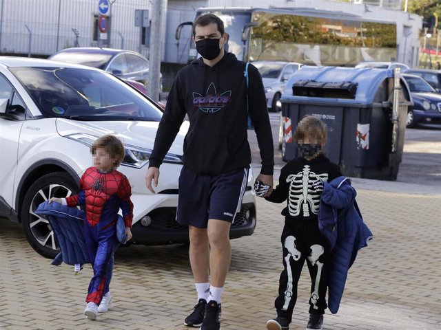 Iker Casillas ha llevado a sus hijos disfrazados al colegio con motivo de Halloween