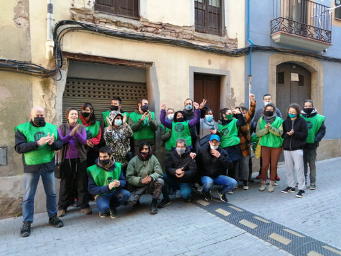 Pla obert dels activistes de la PAHC Bages després d'aturar els desnonaments al centre histric de Manresa. 26 d'octubre de 2020. (Horitzontal)