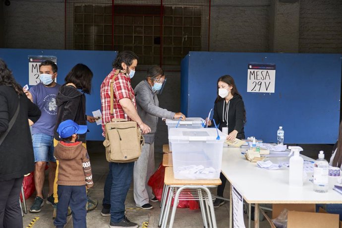 Sánchez celebra el "triunfo de la democracia" en Chile y dice que se abre la pue