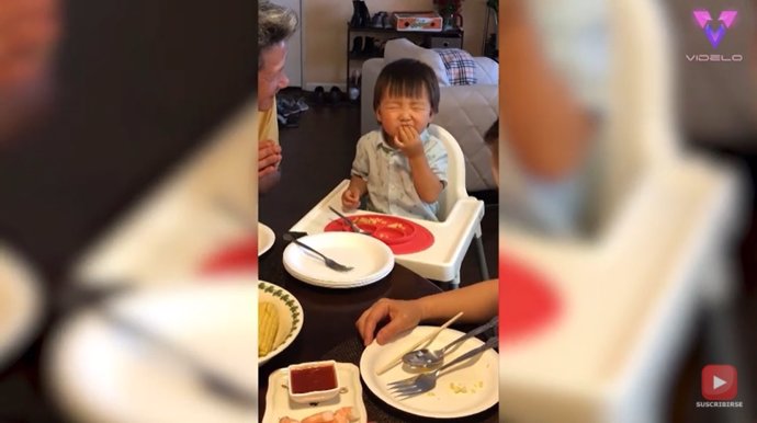 Este niño come con los ojos cerrados y a escondidas mientras hace que reza