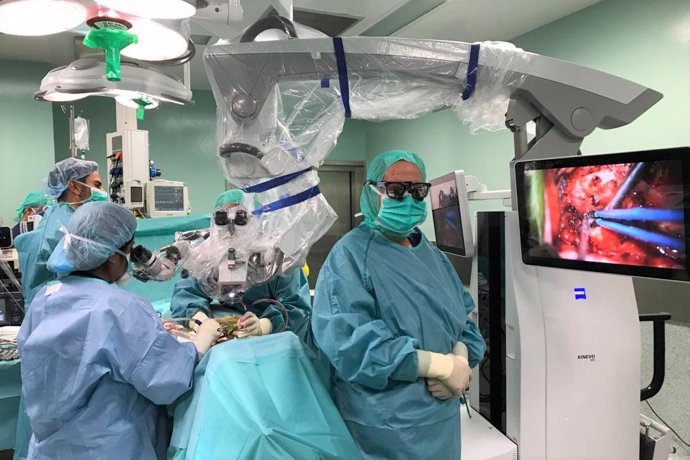 Nuevo microscopio quirúrgico Kinevo 900 adquirido por Teknon del que ya se han beneficiado pacientes con inestabilidad craneocervical, escoliosis y epilepsia.