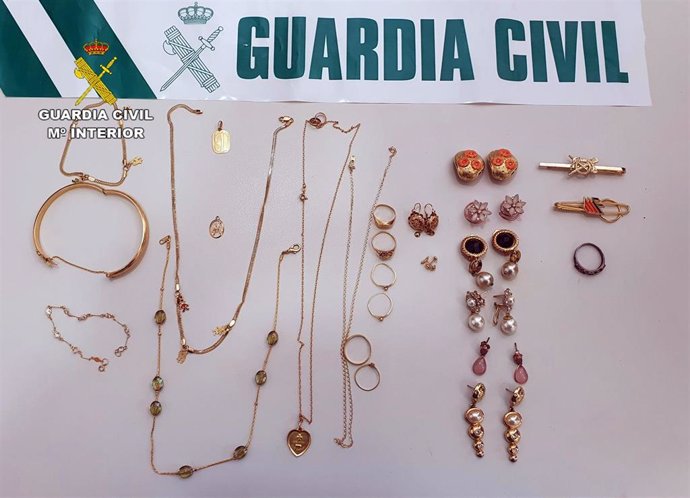 Imagen de las joyas sustraídas y recuperadas por la Guardia Civil