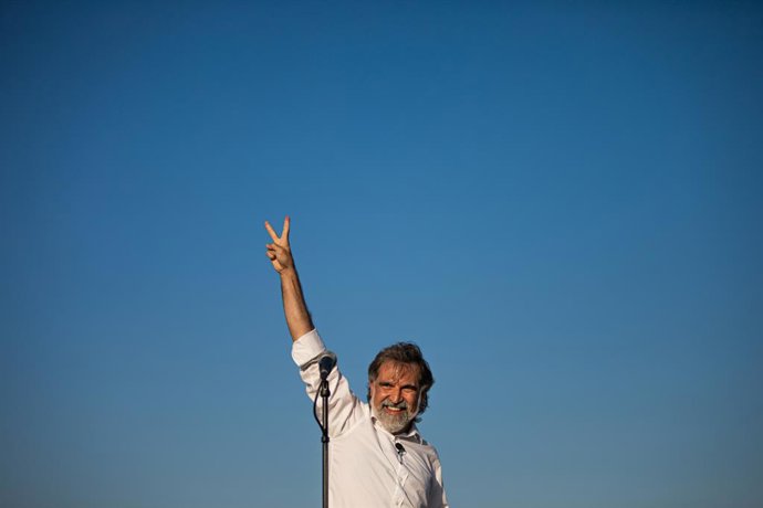 El president d'mnium, Jordi Cuixart, saluda en la compareixena amb altres presos de l'1-O abans d'ingressar a la presó de Sant Joan de Vilatorrada. Barcelona, Catalunya (Espanya), 28 de juliol del 2020.