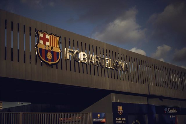 A general view of the Barcelona emblem behind the gates of the Camp Nou stadium near where fans gathered to protest against club president Josep Maria Bartomeu. Photo: Matthias Oesterle/ZUMA Wire/dpa