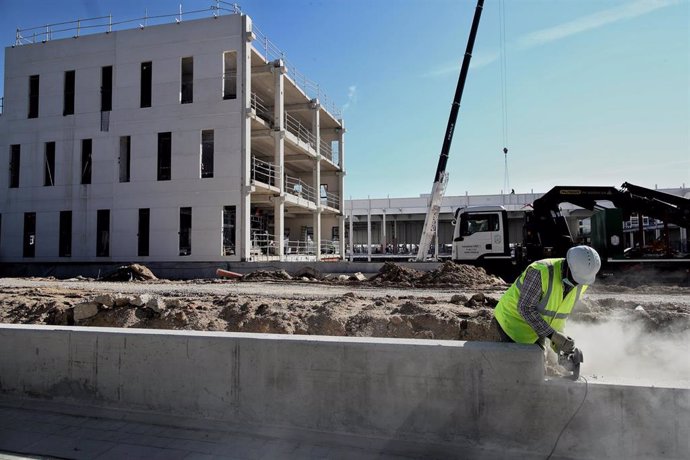 Un obrero trabaja con maquinaria de construcción en las obras del nuevo Hospital de Emergencias de la Comunidad de Madrid, en la zona de Valdebebas, Madrid (España), a 28 de septiembre de 2020. 