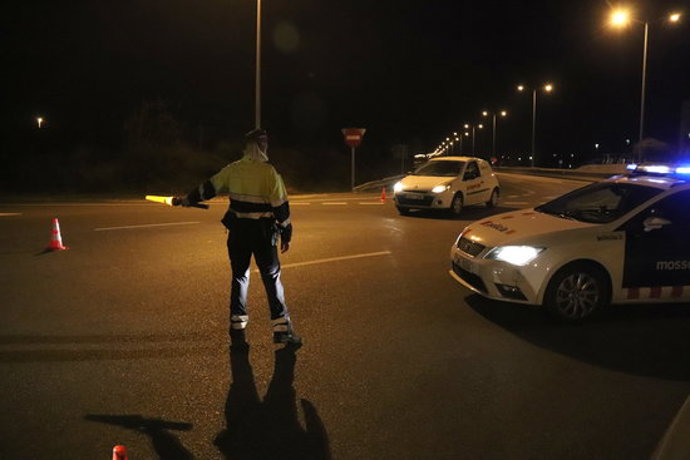 Pla general d'un control dels Mossos d'Esquadra a la T-11, a Tarragona, minuts després d'entrar en vigor el toc de queda. Foto del 25 d'octubre del 2020 (horitzontal).