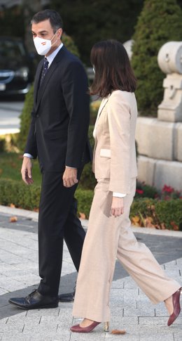 El president del Govern central, Pedro Sánchez, arriba al Senat amb la presidenta de la cambra alta, Pilar Llop.