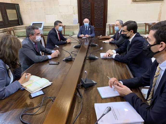 El alcalde de Sevilla, Juan Espadas, y el secretario de Estado del Gobierno de España para la Unión Europea (UE), Juan González-Barba Pera, durante la reunión