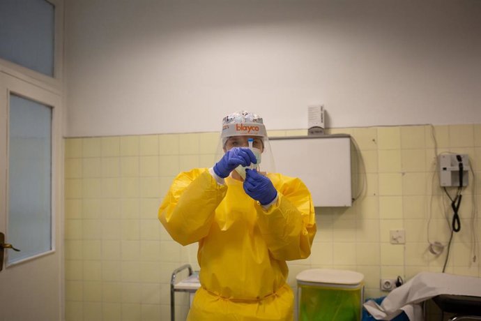 Una sanitaria sostiene uno de los test rápidos de antígenos de detección de coronavirus que durante la jornada de hoy ha utilizado en el Centro de Atención Primaria CAP Manso, en Barcelona, Catalunya (España), a 21 de octubre de 2020
