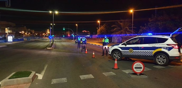 Segunda noche de toque de queda en Alicante con efectivos de la Policía Local