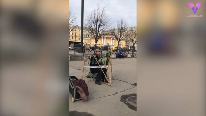 Este hombre hace música con botellas de vidrio recicladas