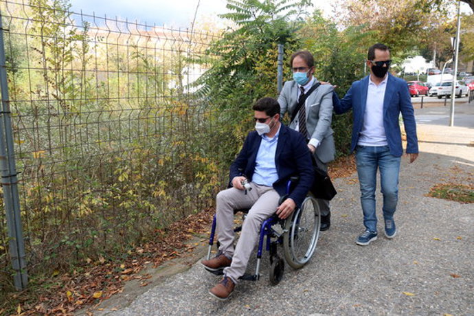 L'Isaac Padrós, en cadira de rodes, en companyia del seu advocat Joan Benítez aquest 26 d'octubre del 2020 (Horitzontal)