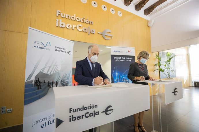 El director general de Fundación Ibercaja, José Luis Rodrigo, y la CEO de Cablescom, Verónica Iliescu Grigoriu, firman un acuerdo por el que la compañía se une al proyecto Mobility City.