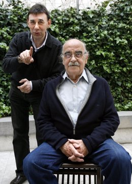 El cantautor, Joaquín Carbonell, con el también cantautor y político, José Antonio Labordeta