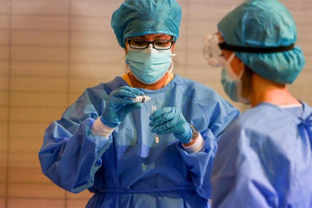 Trabajadores sanitarios colocan el material utilizado para realizar tests de antígenos, foto de archivo
