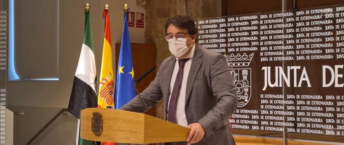 El vicepresidente segundo de la Junta y consejero de Sanidad, José María Vergeles, en rueda de prensa