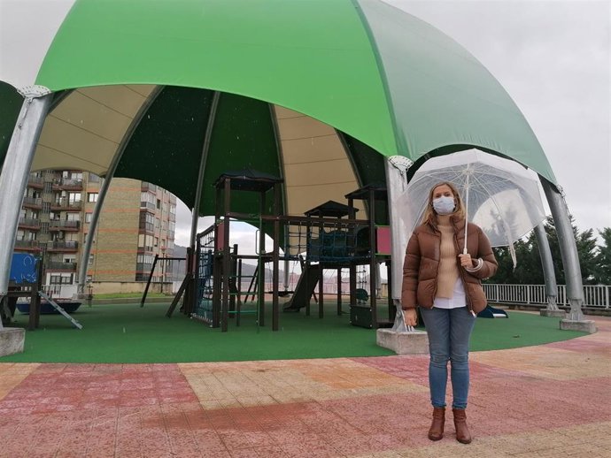 La alcaldesa de Barakaldo, Amaia del Campo, junto al nuevo parque infantil cubierto en el barrio de Cruces.