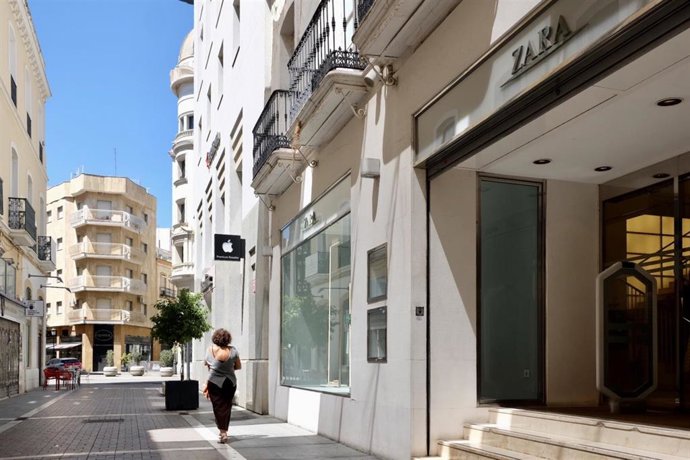 Una de las entradas a la tienda Zara en el centro de Huelva capital.