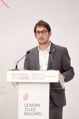 El conseller de Modelo Económico, Turismo y Empleo, Iago Negueruela, en rueda de prensa.