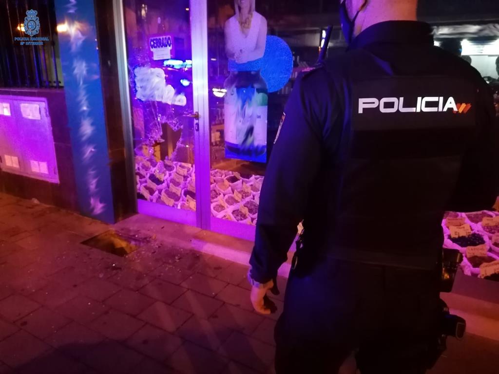 Detienen A Un Hombre Por Tratar De Robar En Un Local Tras Romper Un Escaparate Con Una Alcantarilla