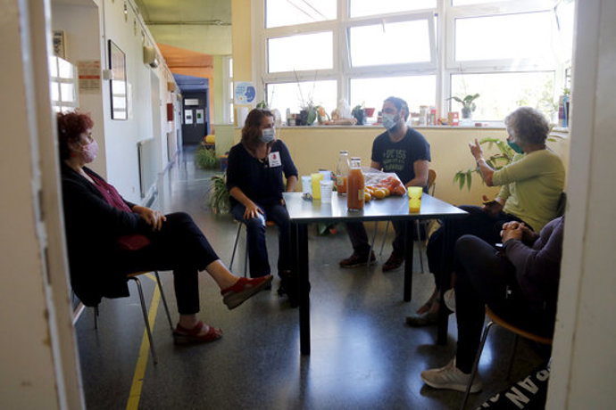 Un grup de vens durant la tancada al consultori de la Floresta de Sant Cugat del Valls, el 23 d'octubre de 2020 (horitzontal)
