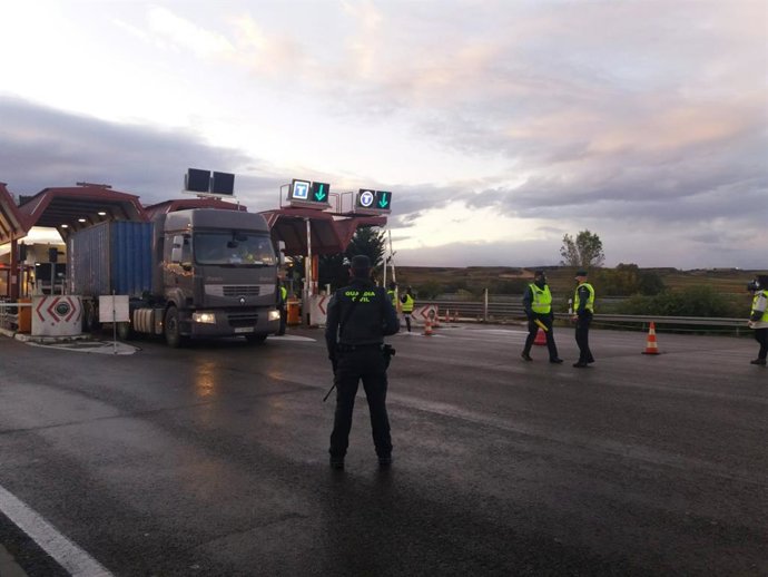 Control de la Guardia Civil de La Rioja en Haro para el cumplimiento del confinamiento perimetral
