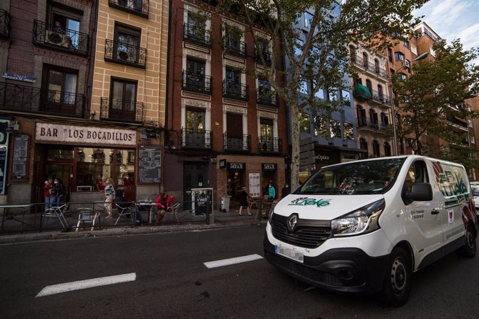 Una furgoneta participa en una caravana reivindicativa organizada por Hostelería de España, junto con Hostelería de Madrid y la Asociación Madrileña de Empresas de Restauración (AMER), en Madrid (España), a 29 de septiembre de 2020. El objetivo de la mo