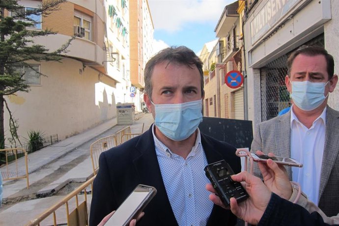 El alcalde de Jaén, Julio Millán, atiende a los periodistas.