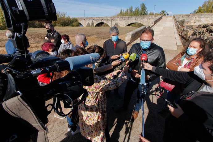 El alcalde Mérida, Antonio Rodríguez Osuna, visita las obras de mejora del descendero del Puente Romano