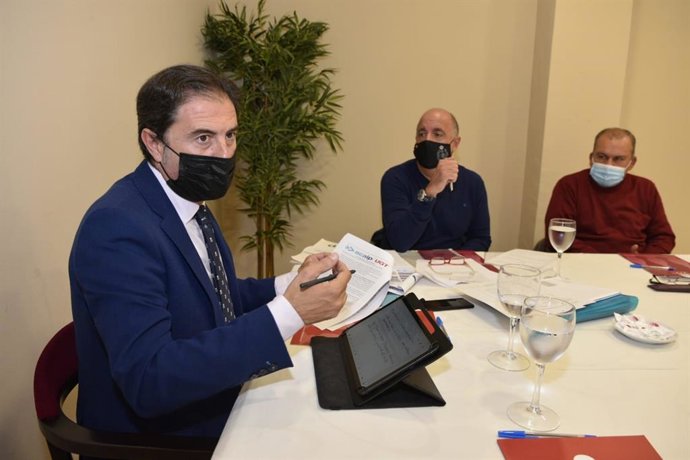 Benito Morillo en la reunión con representantes sindicales de la prisión de Botafuegos de Algeciras