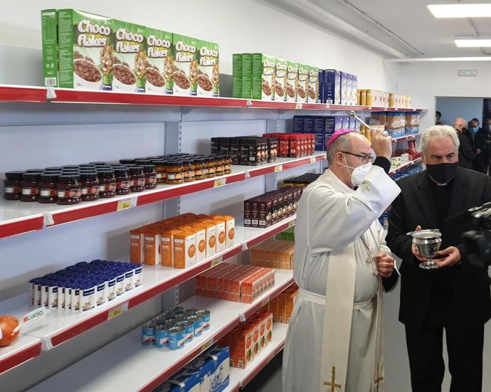 El arzobispo de Toledo, Francisco Cerro Chaves, en la bendición e inauguración del nuevo economato de Cáritas en Toledo