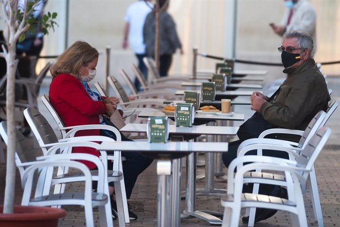 Consumidores de terrazas, bares y cafeterías de Málaga portan sus mascarillas ante la obligatoriedad  por parte de la Junta de Andalucía de ponérselas  mientras no se esté consumiendo