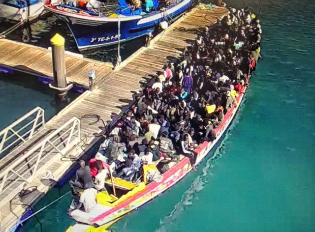 Llega a Tenerife un cayuco con 167 personas