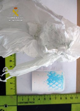 Imagen del paquete de cocaína arrojado por el detenido