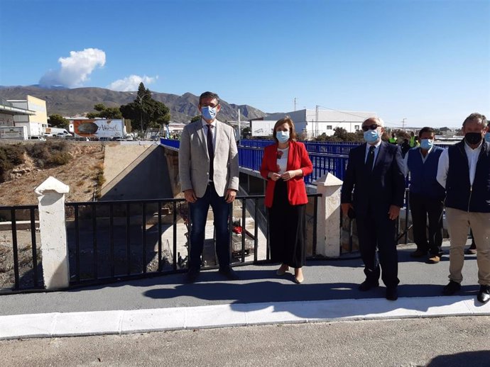 La delegada del Gobierno en Andalucía, Sandra García, en su visita a Adra (Almería)