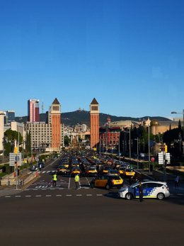Centenares de taxis este lunes en la avenida Reina Maria Cristina de Barcelona