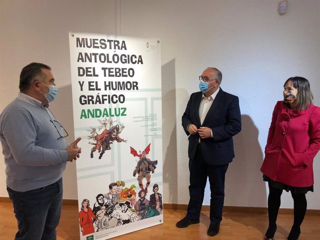 Estrella (c) visita la exposición sobre la historia del tebeo y el humor gráfico andaluz.