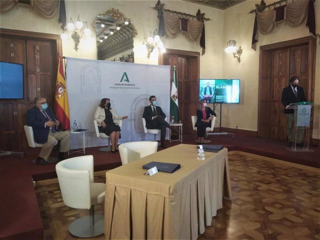 La consejera de Agricultura firma con 13 municipios de Almería el 'Compromiso Blanco'