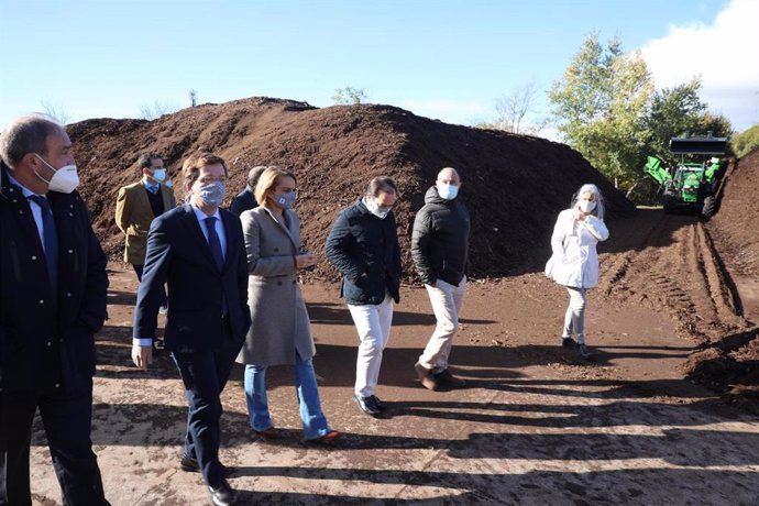 El alcalde de Madrid, José Luis Martínez-Almeida, en una visita a la compostadora de Migas Calientes