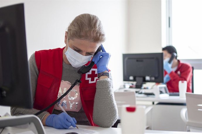 Una trabajadora de Cruz Roja al teléfono