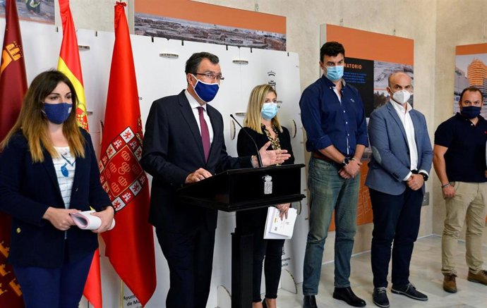 El alcalde de Murcia, José Ballesta, junto a miembros del equipo de Gobierno y de los grupos municipales