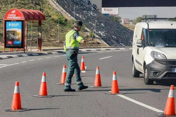 Un agente de la  Guardia Civil de Tráfico durante la campaña especial de la DGT de vigilancia y control de furgonetas, en el Km 0,1 de la M-511, en Madrid, a 28 de octubre de 2019. (Foto de archivo).